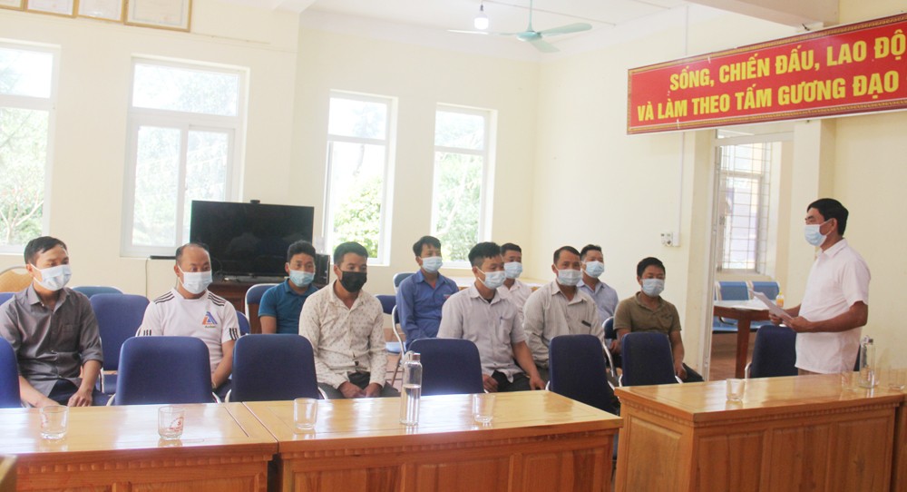 Bí thư Đảng ủy xã A Lù Ly Giờ Có trao đổi, nắm tình hình kết nạp đảng viên tại một số chi bộ thôn. Bí thư Đảng ủy xã A Lù Ly Giờ Có trao đổi, nắm tình hình kết nạp đảng viên tại một số chi bộ thôn.