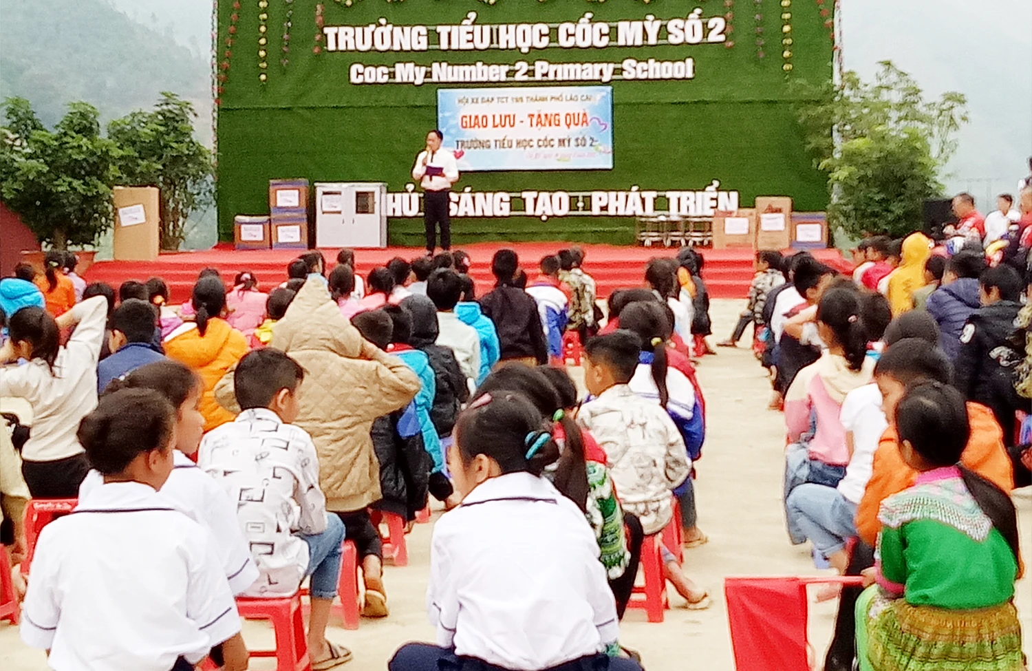 Quang cảnh buổi giao lưu - tặng quà.