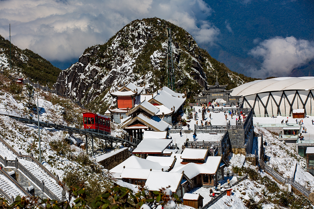 Từ sáng sớm 9/2 đỉnh núi Fansipan đã phủ tuyết trắng tạo lên một khung cảnh vô cùng độc đáo. Tuyết trên đỉnh Fansipan xuất hiện rất dày, có nơi phủ đến 60cm. Cảnh vật huyền ảo. Khung cảnh đẹp như châu Âu khi tuyết phủ. Bình minh trên đỉnh Fansipan trong tuyết phủ. Hoàng hôn trên đỉnh Fansipan vẫn đầy tuyết. Mây trắng và tuyết phủ trên đỉnh Fansipan. Khu du lịch tâm linh của Sun World Fansipan Legend trên đỉnh Fansipan cũng đầy tuyết. Từ sáng sớm 9/2 đỉnh núi Fansipan đã phủ tuyết trắng tạo lên một khung cảnh vô cùng độc đáo. Tuyết trên đỉnh Fansipan xuất hiện rất dày, có nơi phủ đến 60cm. Cảnh vật huyền ảo. Khung cảnh đẹp như châu Âu khi tuyết phủ. Bình minh trên đỉnh Fansipan trong tuyết phủ. Hoàng hôn trên đỉnh Fansipan vẫn đầy tuyết. Mây trắng và tuyết phủ trên đỉnh Fansipan. Khu du lịch tâm linh của Sun World Fansipan Legend trên đỉnh Fansipan cũng đầy tuyết.