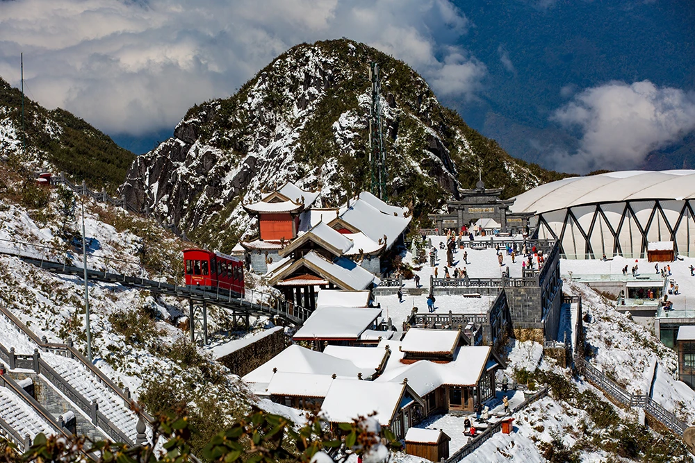 Từ sáng sớm 9/2 đỉnh núi Fansipan đã phủ tuyết trắng tạo lên một khung cảnh vô cùng độc đáo. Tuyết trên đỉnh Fansipan xuất hiện rất dày, có nơi phủ đến 60cm. Cảnh vật huyền ảo. Khung cảnh đẹp như châu Âu khi tuyết phủ. Bình minh trên đỉnh Fansipan trong tuyết phủ. Hoàng hôn trên đỉnh Fansipan vẫn đầy tuyết. Mây trắng và tuyết phủ trên đỉnh Fansipan. Khu du lịch tâm linh của Sun World Fansipan Legend trên đỉnh Fansipan cũng đầy tuyết.