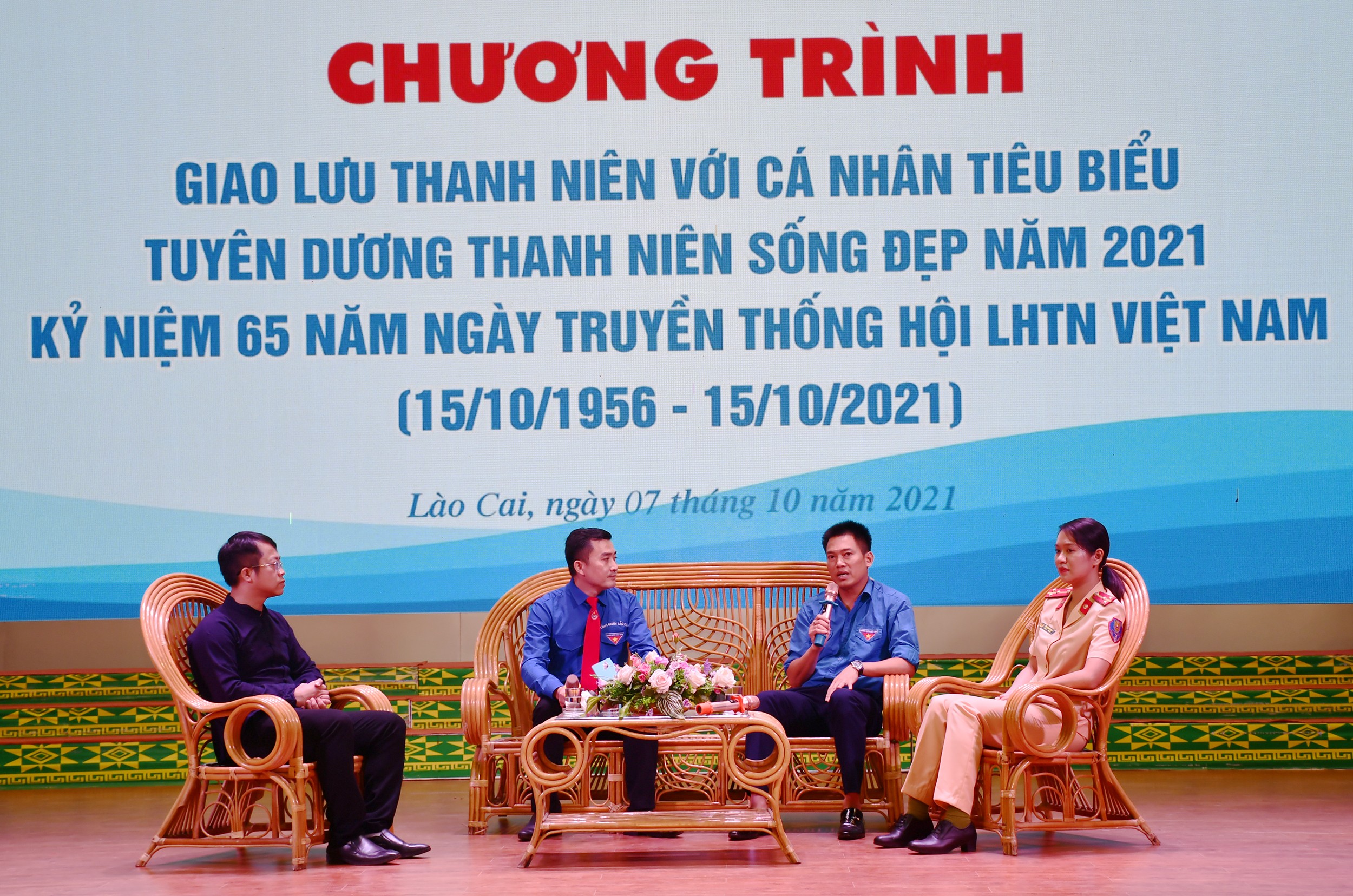 Giao lưu với những tấm gương thanh niên tiêu biểu.
