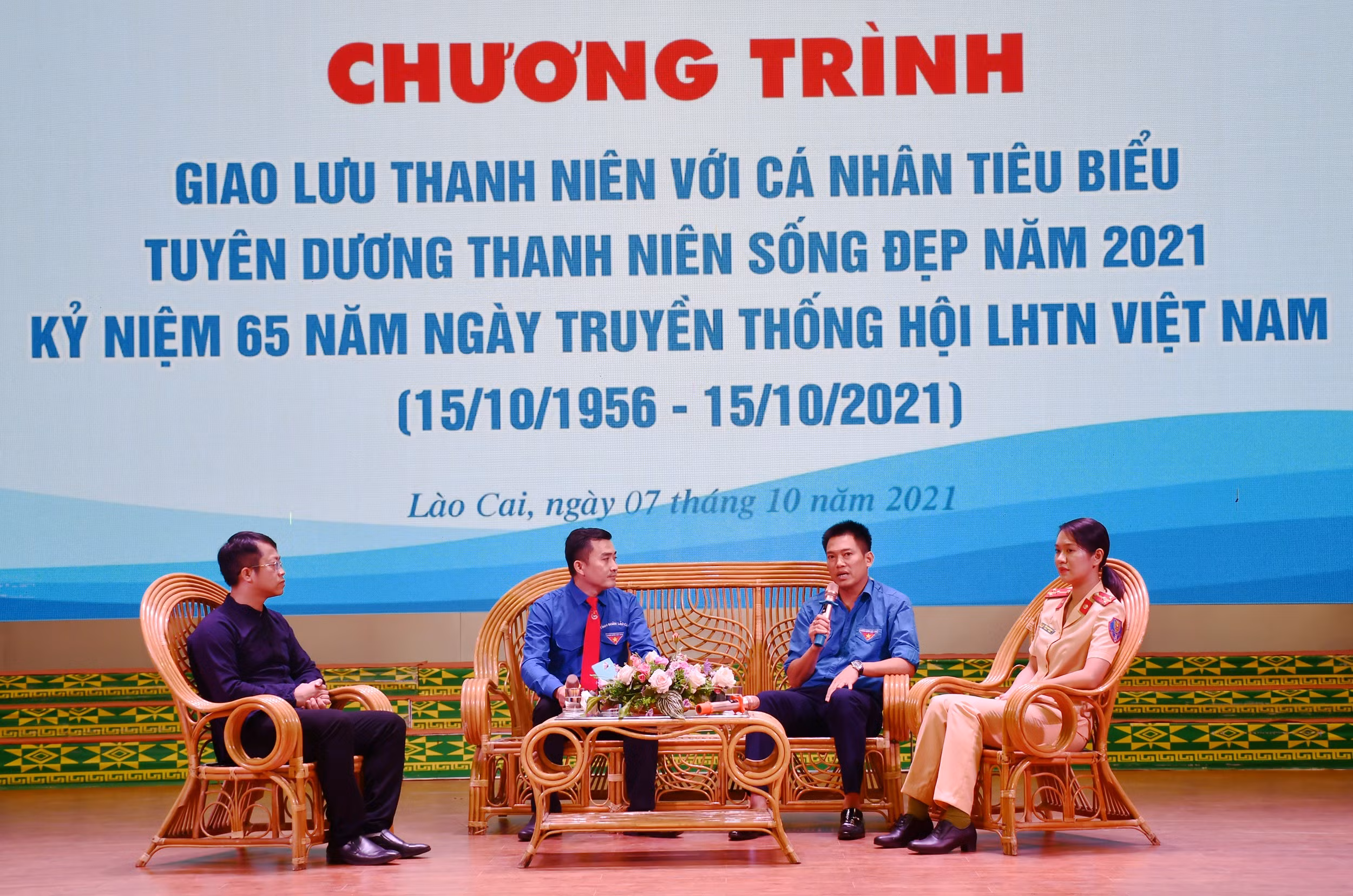 Giao lưu với những tấm gương thanh niên tiêu biểu.