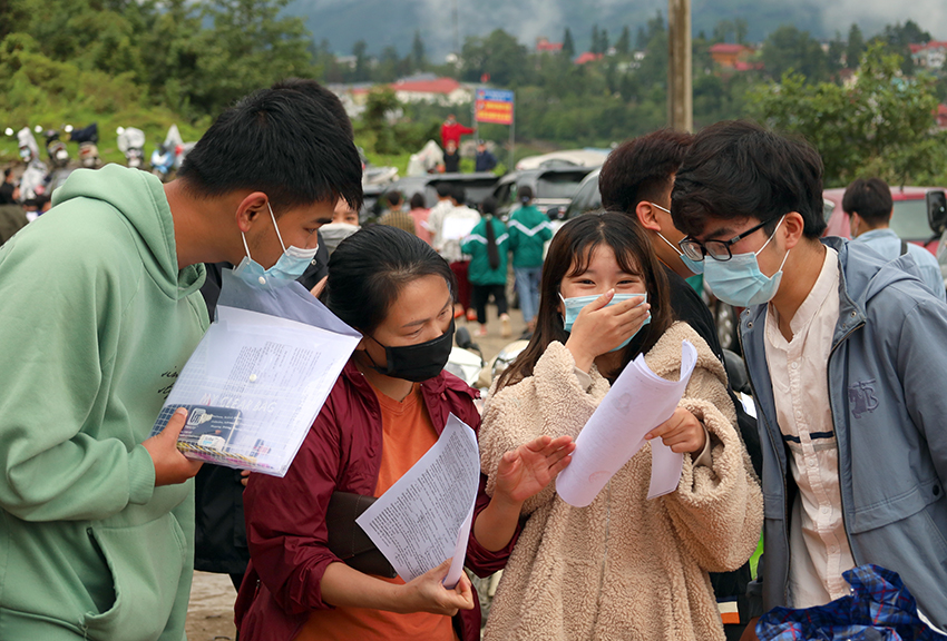 Thí sinh thị xã Sa Pa vui vẻ khi kết thúc môn thi cuối cùng.