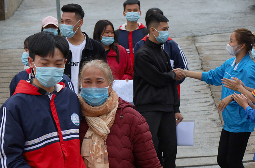 Phụ huynh đón, động viên con em sau khi kết thúc kỳ thi.