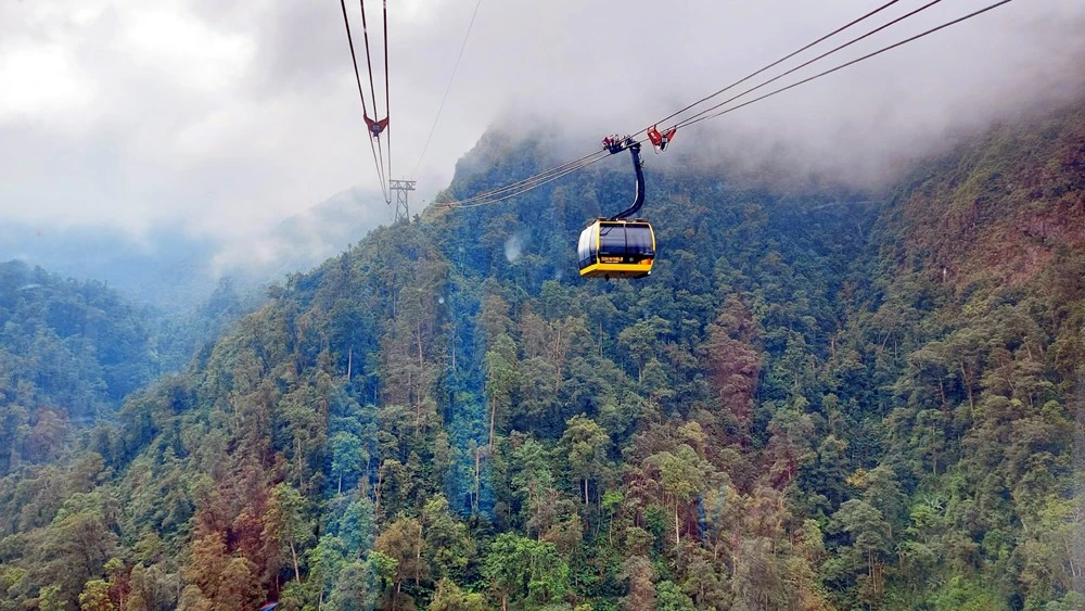 Hệ thống cáp treo đưa du khách lên đỉnh Fansipan là công trình đạt 2 kỷ lục Guinness thế giới. Hệ thống cáp treo đưa du khách lên đỉnh Fansipan là công trình đạt 2 kỷ lục Guinness thế giới.