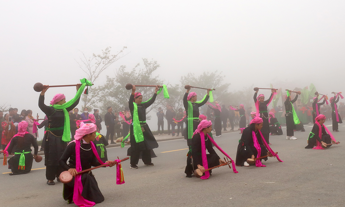 Các nghệ nhân người Tày biểu diễn trên đường phố Sa Pa.