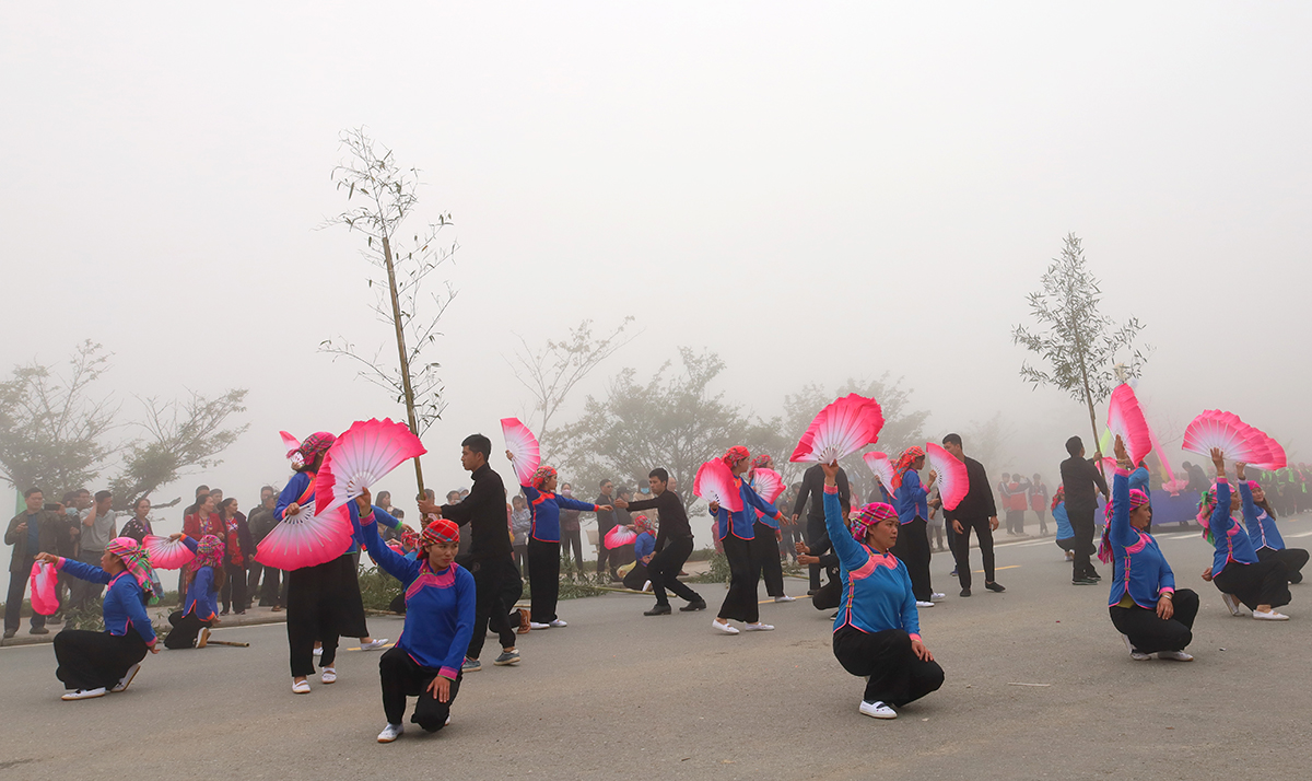 Điệu múa đặc trưng của đồng bào Giáy.