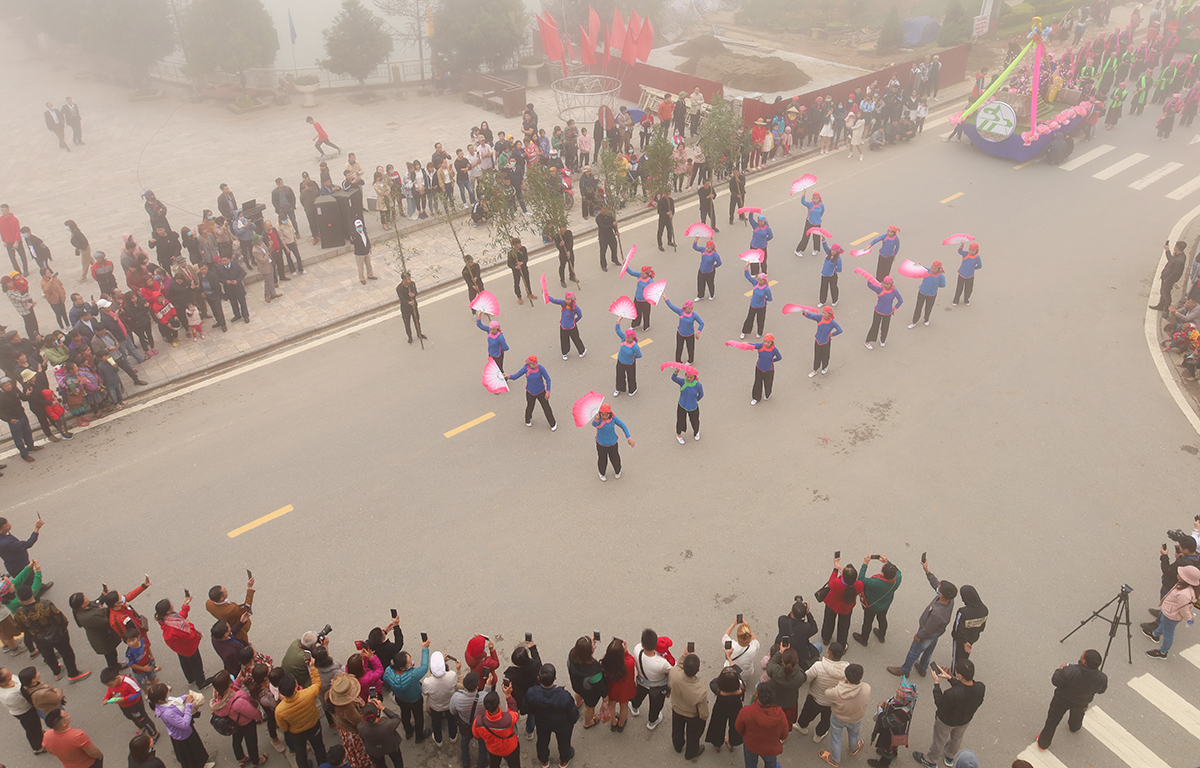 Canaval đường phố Sa Pa diễn ra sôi động, thu hút đông du khách thưởng thức và trải nghiệm.
