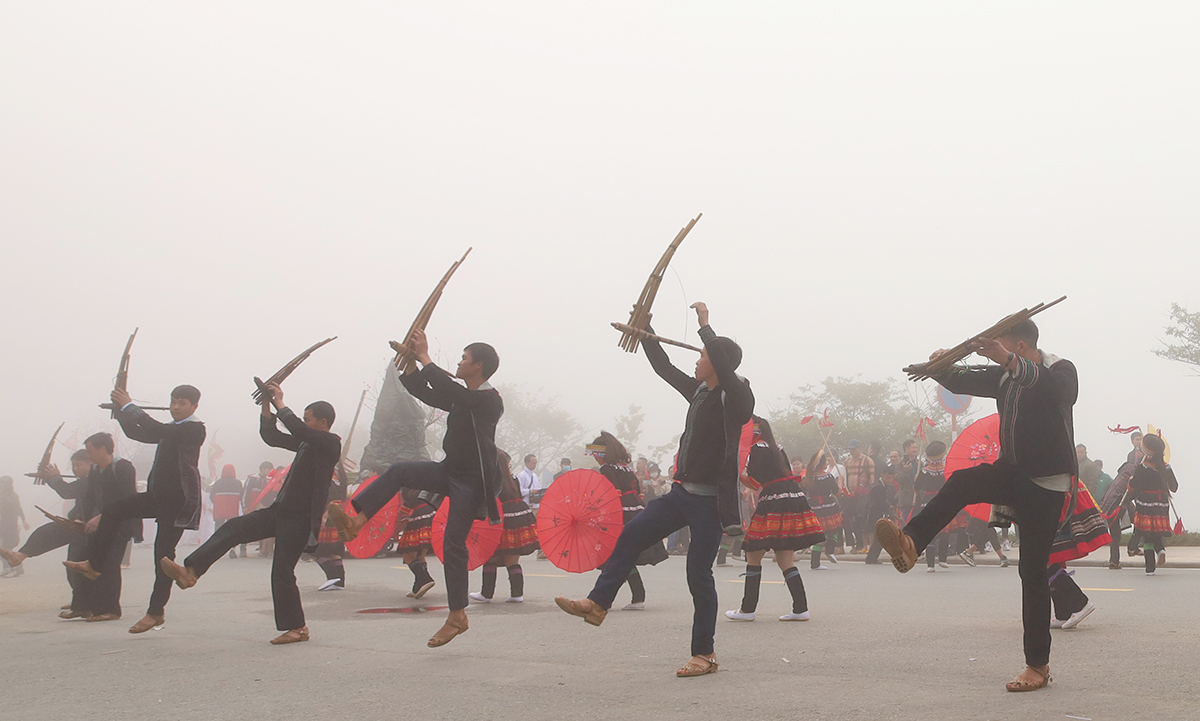 Các nghệ nhân dân tộc Mông biểu diễn.