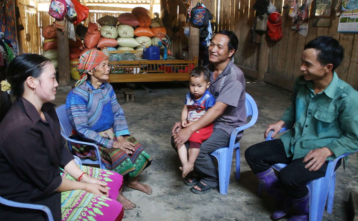 Ông Phừ (thứ 2 từ phải sang) tuyên truyền người dân xây dựng đời sống văn hóa.