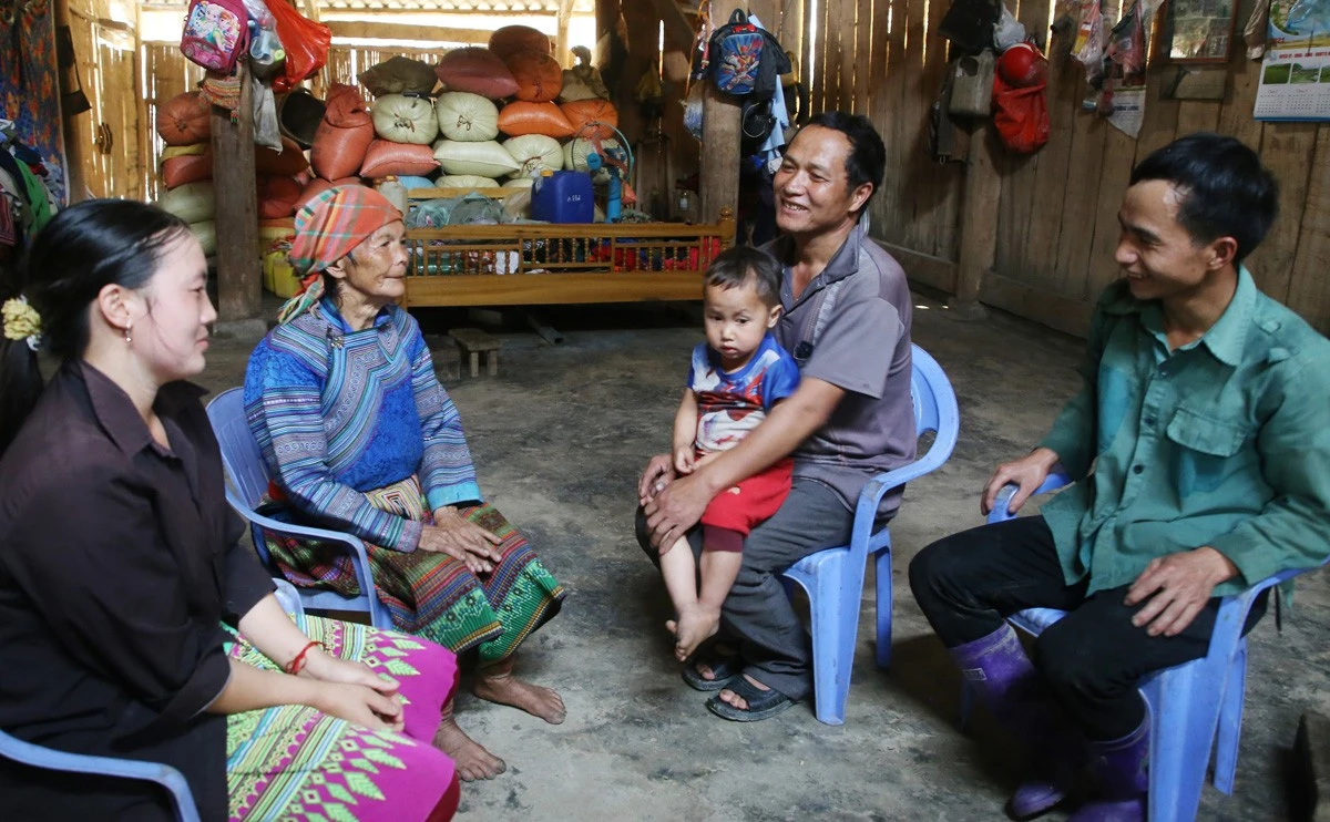 Ông Phừ (thứ 2 từ phải sang) tuyên truyền người dân xây dựng đời sống văn hóa.