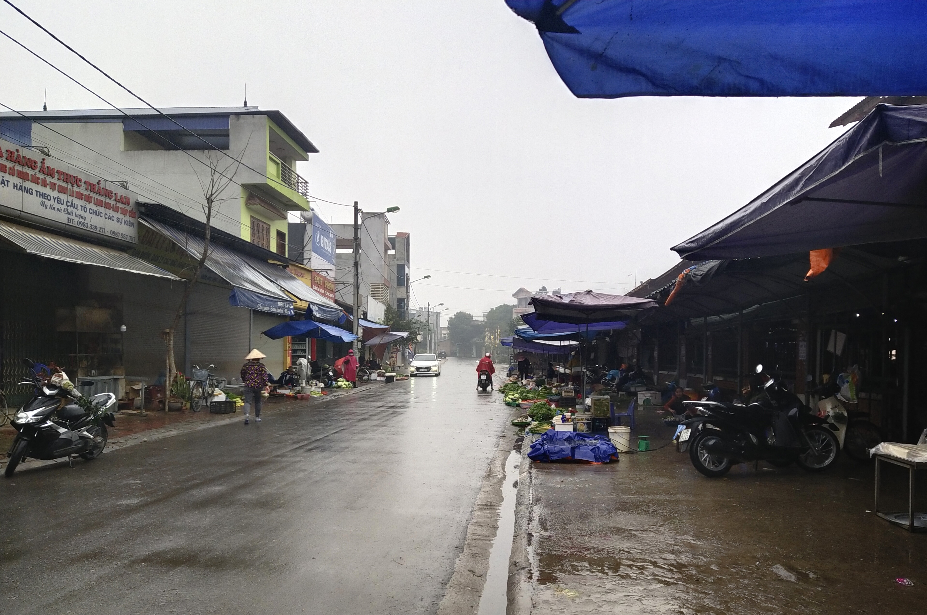 Chợ Pom Hán sáng mùng 3 Tết.