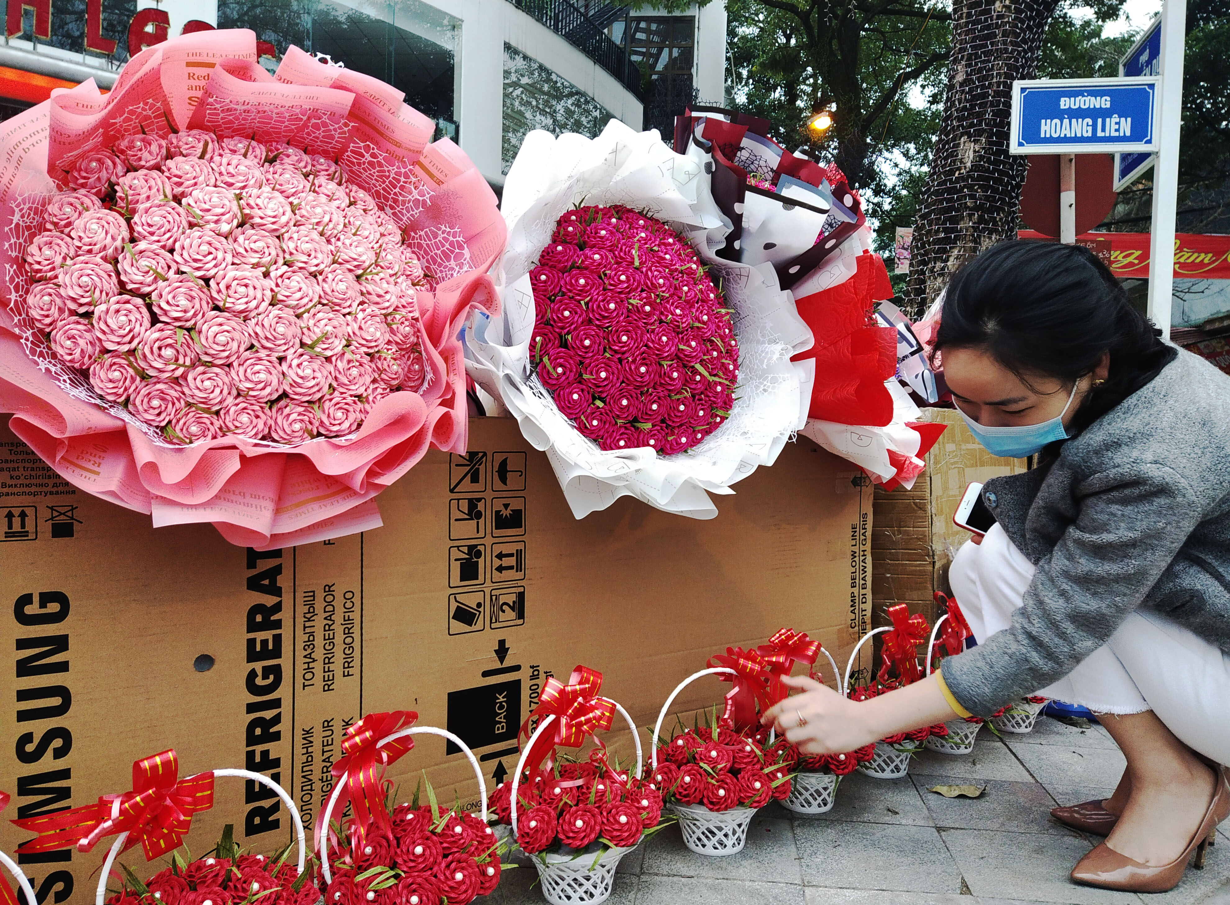 Nhiều chủ hàng hi vọng sức mua sẽ tăng trong ngày chính lễ hôm nay.