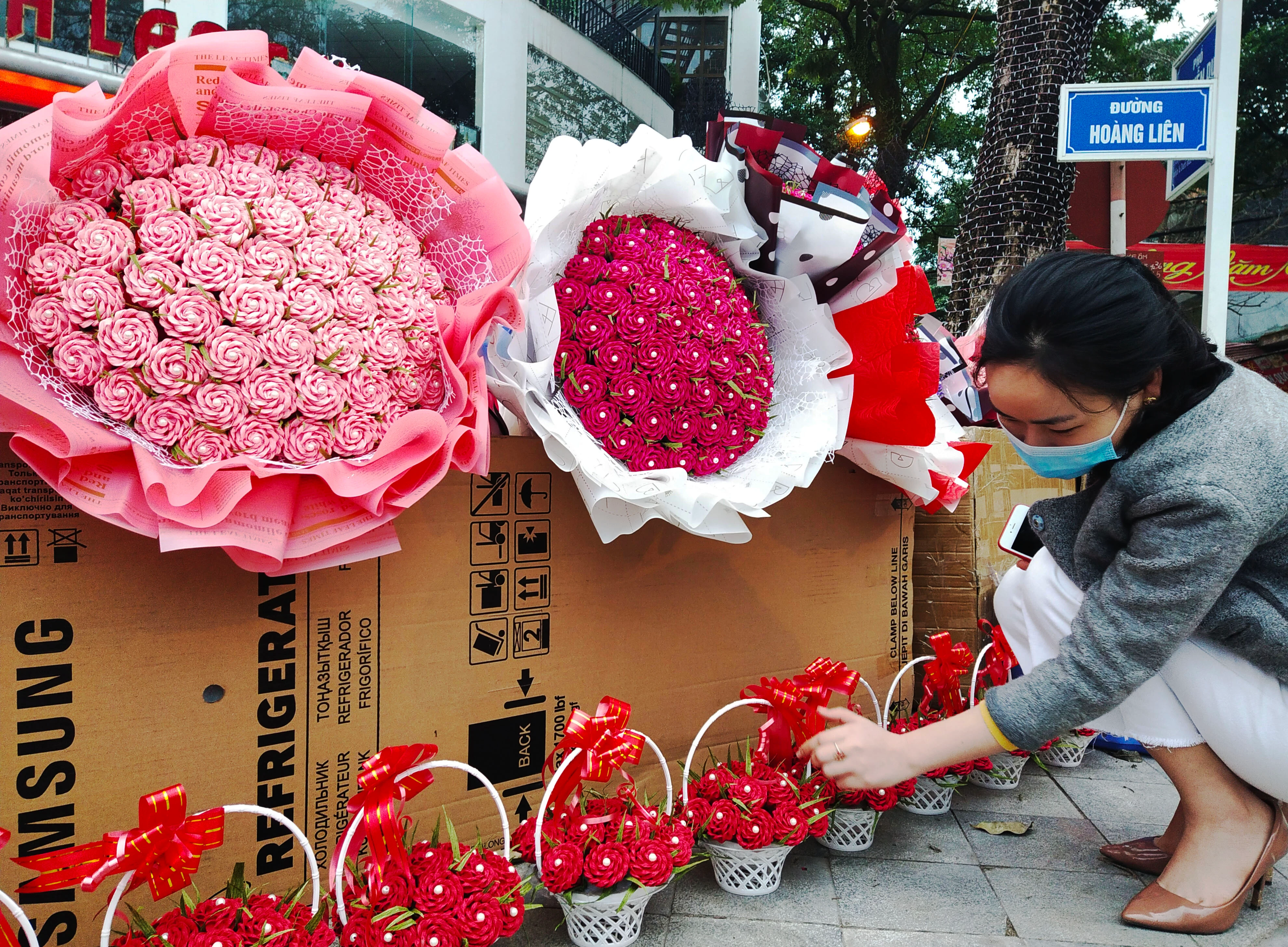 Nhiều chủ hàng hi vọng sức mua sẽ tăng trong ngày chính lễ hôm nay. Nhiều chủ hàng hi vọng sức mua sẽ tăng trong ngày chính lễ hôm nay.