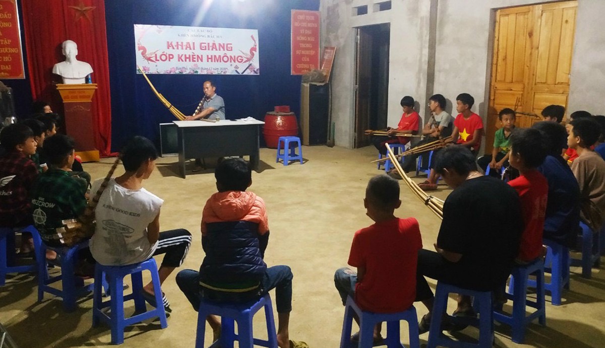 Câu lạc bộ Khèn Mông Bắc Hà thu hút nhiều thanh thiếu niên người Mông tham gia học thổi khèn.