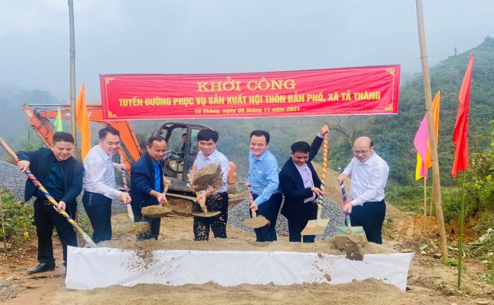 Khởi công tuyến đường giao thông nội thôn Bản Phố, xã Tả Thàng. 3 hộ dân khó khăn được tặng nhà đại đoàn kết.