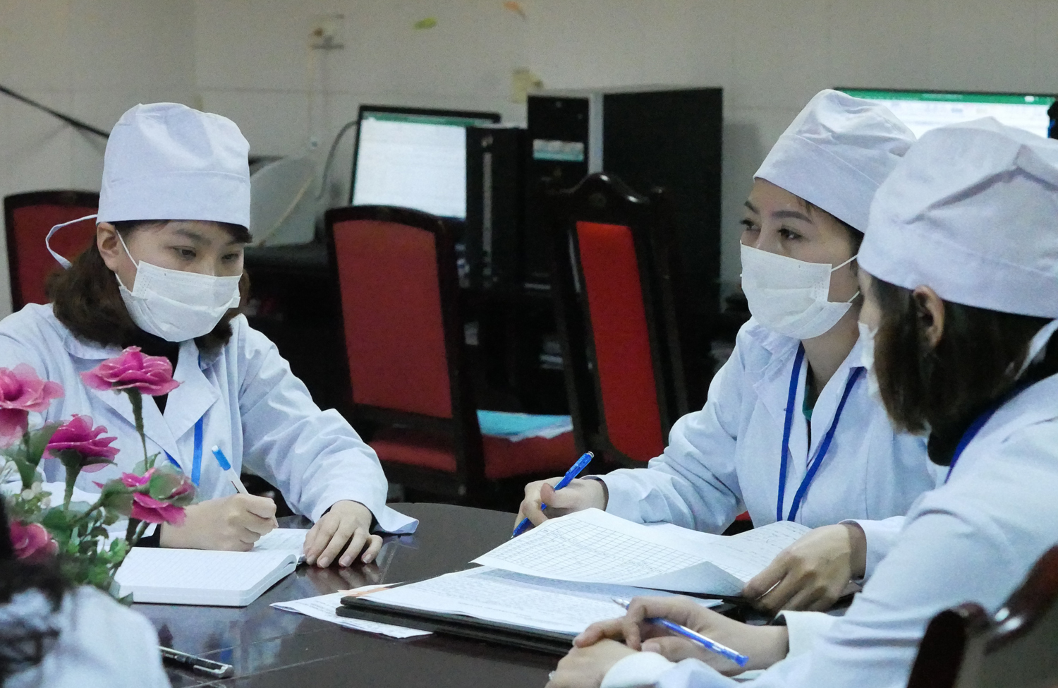 Cán bộ Khoa Xét nghiệm, CDC Lào Cai triển khai công việc.