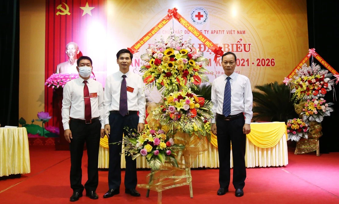 Thường trực Đảng ủy Công ty Apatit Việt Nam tặng lẵng hoa chúc mừng đại hội.