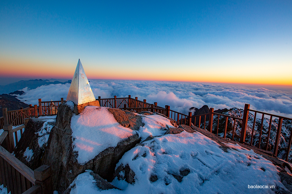 Từ sáng sớm 9/2 đỉnh núi Fansipan đã phủ tuyết trắng tạo lên một khung cảnh vô cùng độc đáo. Tuyết trên đỉnh Fansipan xuất hiện rất dày, có nơi phủ đến 60cm. Cảnh vật huyền ảo. Khung cảnh đẹp như châu Âu khi tuyết phủ. Bình minh trên đỉnh Fansipan trong tuyết phủ. Hoàng hôn trên đỉnh Fansipan vẫn đầy tuyết. Mây trắng và tuyết phủ trên đỉnh Fansipan. Khu du lịch tâm linh của Sun World Fansipan Legend trên đỉnh Fansipan cũng đầy tuyết. Từ sáng sớm 9/2 đỉnh núi Fansipan đã phủ tuyết trắng tạo lên một khung cảnh vô cùng độc đáo. Tuyết trên đỉnh Fansipan xuất hiện rất dày, có nơi phủ đến 60cm. Cảnh vật huyền ảo. Khung cảnh đẹp như châu Âu khi tuyết phủ. Bình minh trên đỉnh Fansipan trong tuyết phủ. Hoàng hôn trên đỉnh Fansipan vẫn đầy tuyết. Mây trắng và tuyết phủ trên đỉnh Fansipan. Khu du lịch tâm linh của Sun World Fansipan Legend trên đỉnh Fansipan cũng đầy tuyết.