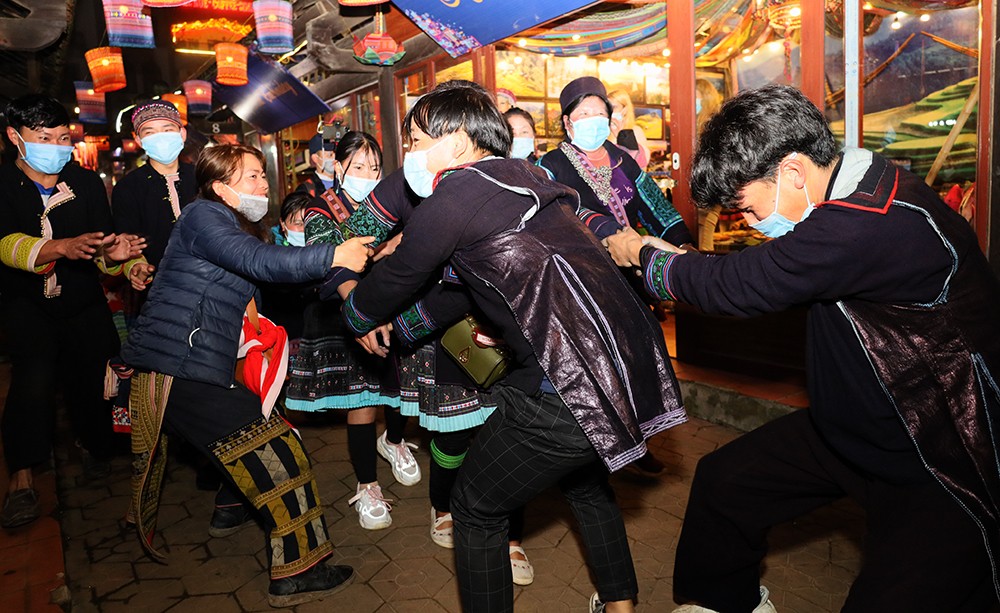 Màn “kéo vợ” tái hiện nét văn hóa “Chợ tình” của người Mông.