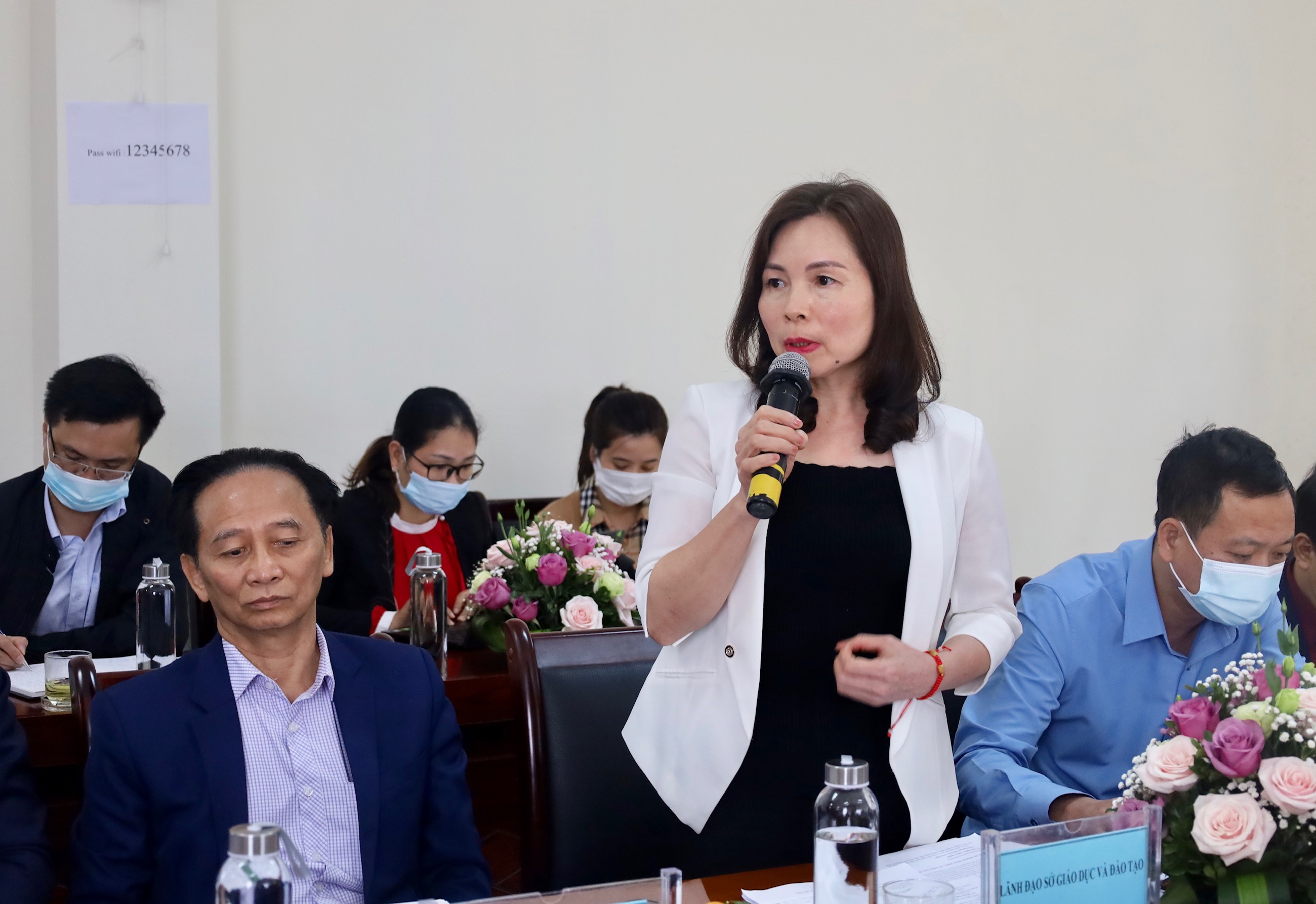 Đại biểu phát biểu ý kiến.