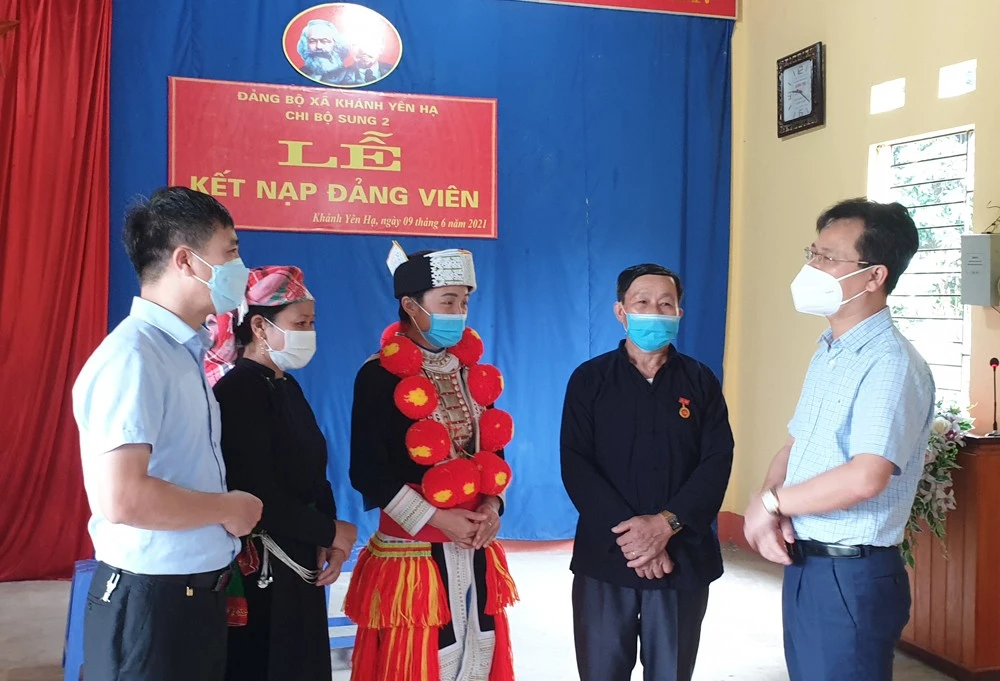 Bí thư Huyện ủy Văn Bàn Nguyễn Thành Sinh (phải ảnh) mong muốn địa phương được chủ động phân bổ số lượng cán bộ, công chức cấp xã.