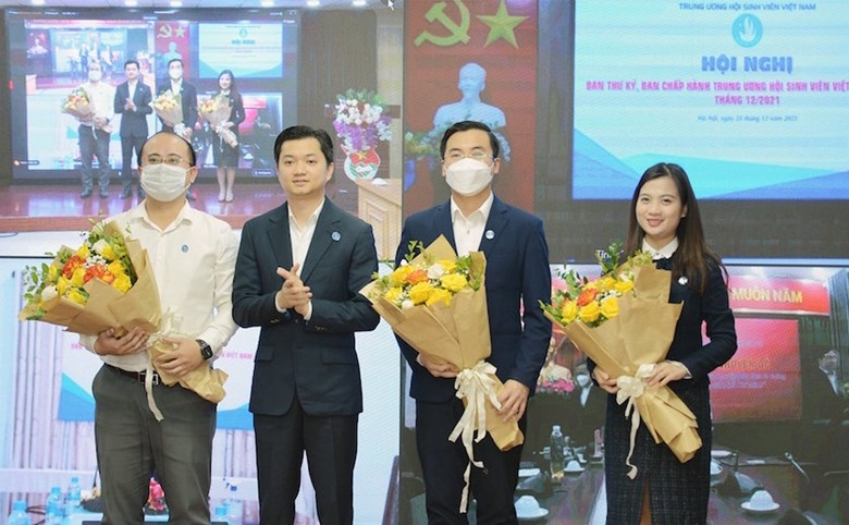 Bí thư Trung ương Đoàn, Chủ tịch Trung ương Hội Sinh viên Việt Nam Nguyễn Minh Triết chúc mừng tân Phó Chủ tịch Trung ương Hội Nguyễn Nhất Linh (thứ hai từ phải qua) và Ủy viên Ban Chấp hành, Ban Thư ký Hội sinh viên Việt Nam.