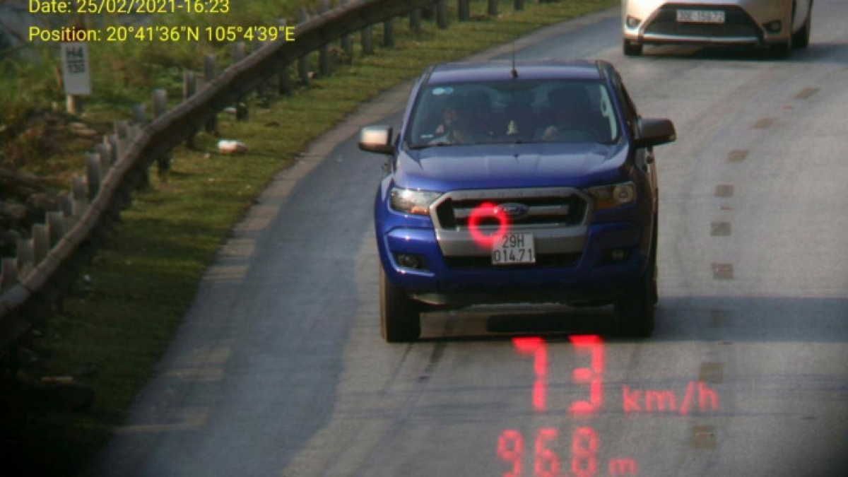 Chiếc xe bán tải vượt quá tốc độ quy định