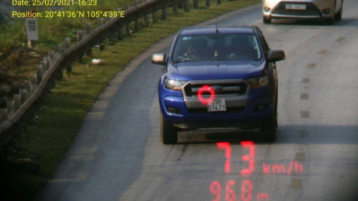 Chiếc xe bán tải vượt quá tốc độ quy định Chiếc xe bán tải vượt quá tốc độ quy định