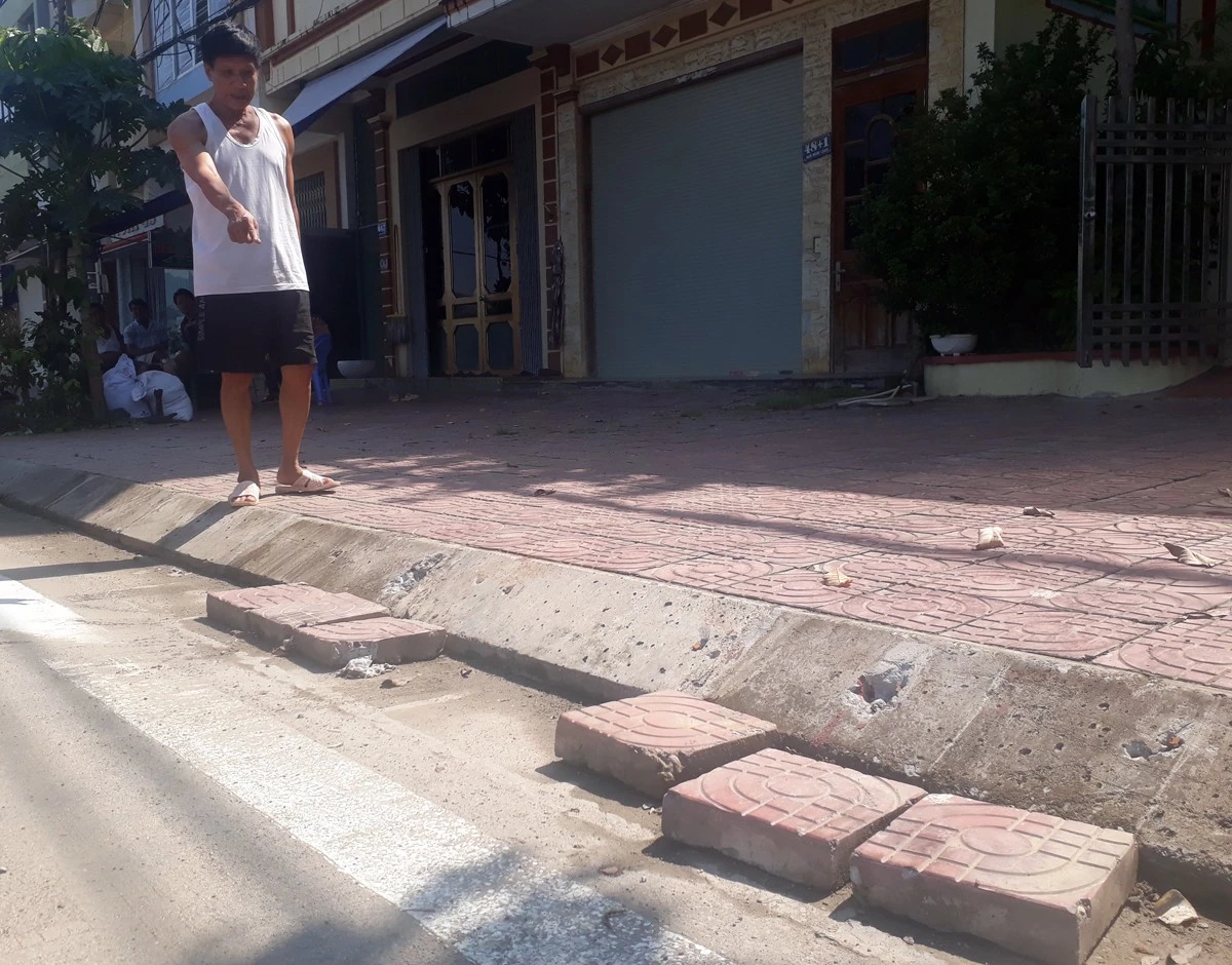Bờ bó vỉa hè đường Ngô Minh Loan khiến người dân đi lại khó khăn ảnh 5