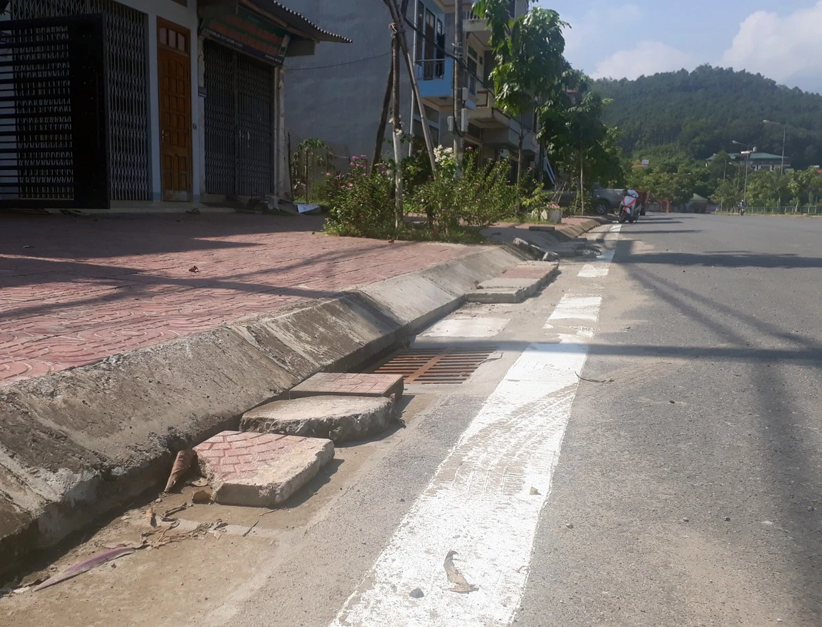 Bờ bó vỉa hè đường Ngô Minh Loan khiến người dân đi lại khó khăn ảnh 6