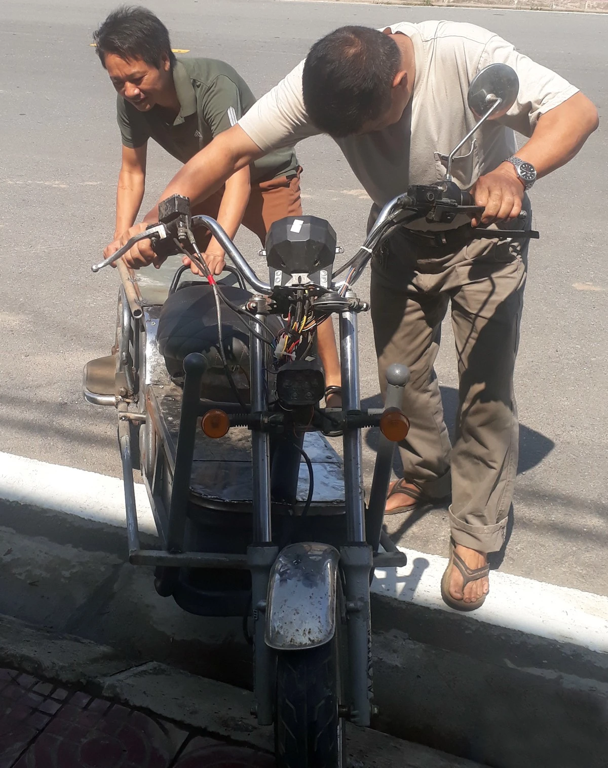 Bờ bó vỉa hè đường Ngô Minh Loan khiến người dân đi lại khó khăn ảnh 3