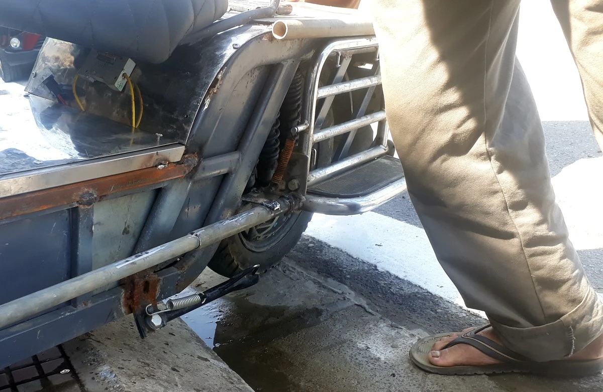 Bờ bó vỉa hè đường Ngô Minh Loan khiến người dân đi lại khó khăn ảnh 4