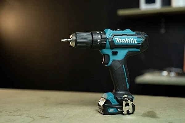 Thiết kế nhỏ gọn, sang trọng của máy khoan Makita chính hãng.