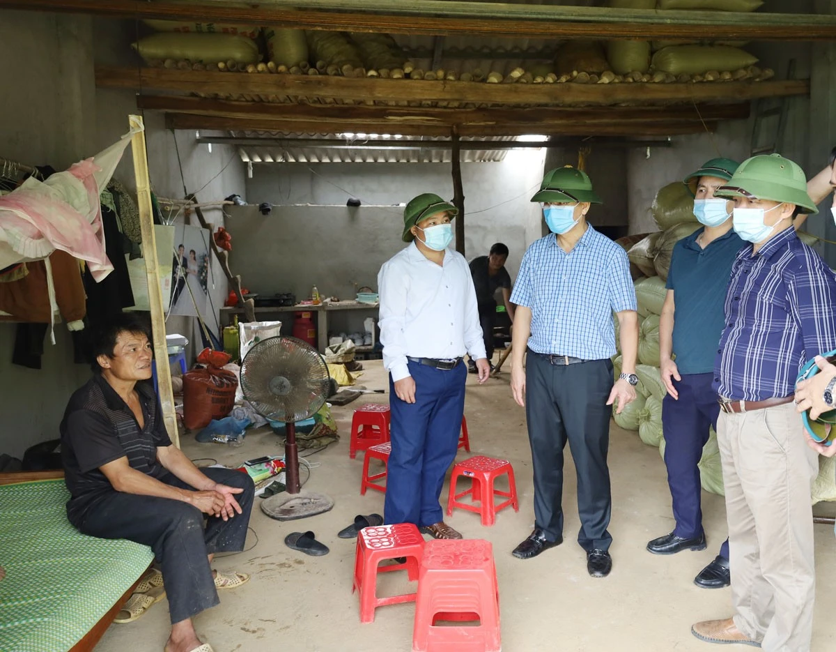 Kiểm tra điểm di chuyển tạm thời những hộ dân ra khỏi vùng nguy hiểm xã Phìn Ngan.