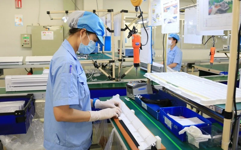 Sản xuất linh kiện điện tử tại Công ty Trách nhiệm hữu hạn Rhythm Precision Việt Nam, Khu công nghiệp Nội Bài (Hà Nội).