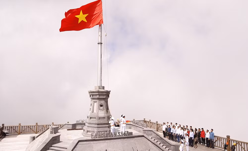 Đoàn công tác tham dự lễ thượng cờ trên đỉnh Fansipan.