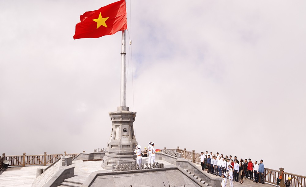 Đoàn công tác tham dự lễ thượng cờ trên đỉnh Fansipan.