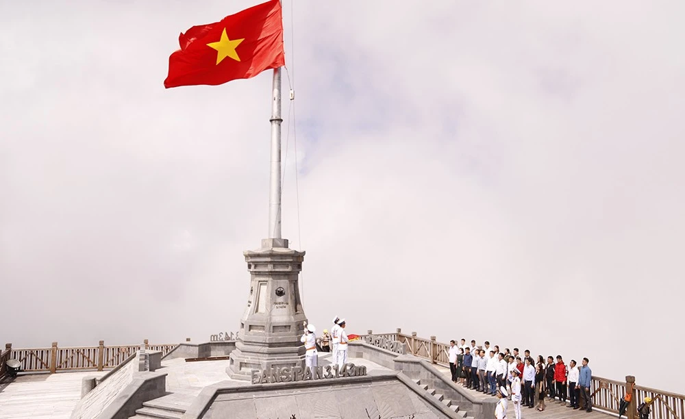 Đoàn công tác tham dự lễ thượng cờ trên đỉnh Fansipan.