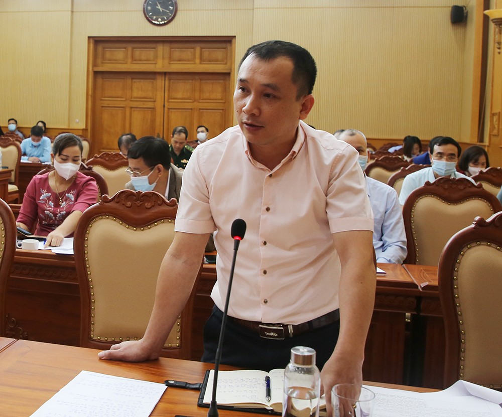 Lãnh đạo Ban Tổ chức Tỉnh ủy giải đáp các nội dung liên quan giao biên chế và chỉ tiêu đào tạo cán bộ tại hội nghị.