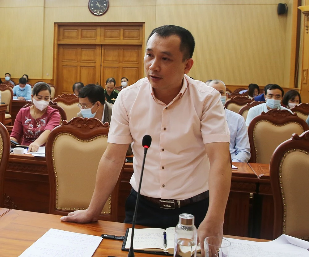 Lãnh đạo Ban Tổ chức Tỉnh ủy giải đáp các nội dung liên quan giao biên chế và chỉ tiêu đào tạo cán bộ tại hội nghị.