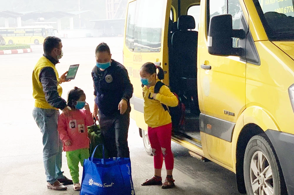 Lái xe và người dân chấp hành quy định đeo khẩu trang tại bến xe.