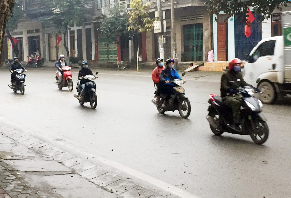 Phụ huynh đưa con đi học đều đeo khẩu trang.