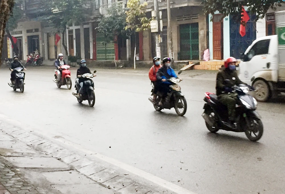 Phụ huynh đưa con đi học đều đeo khẩu trang.