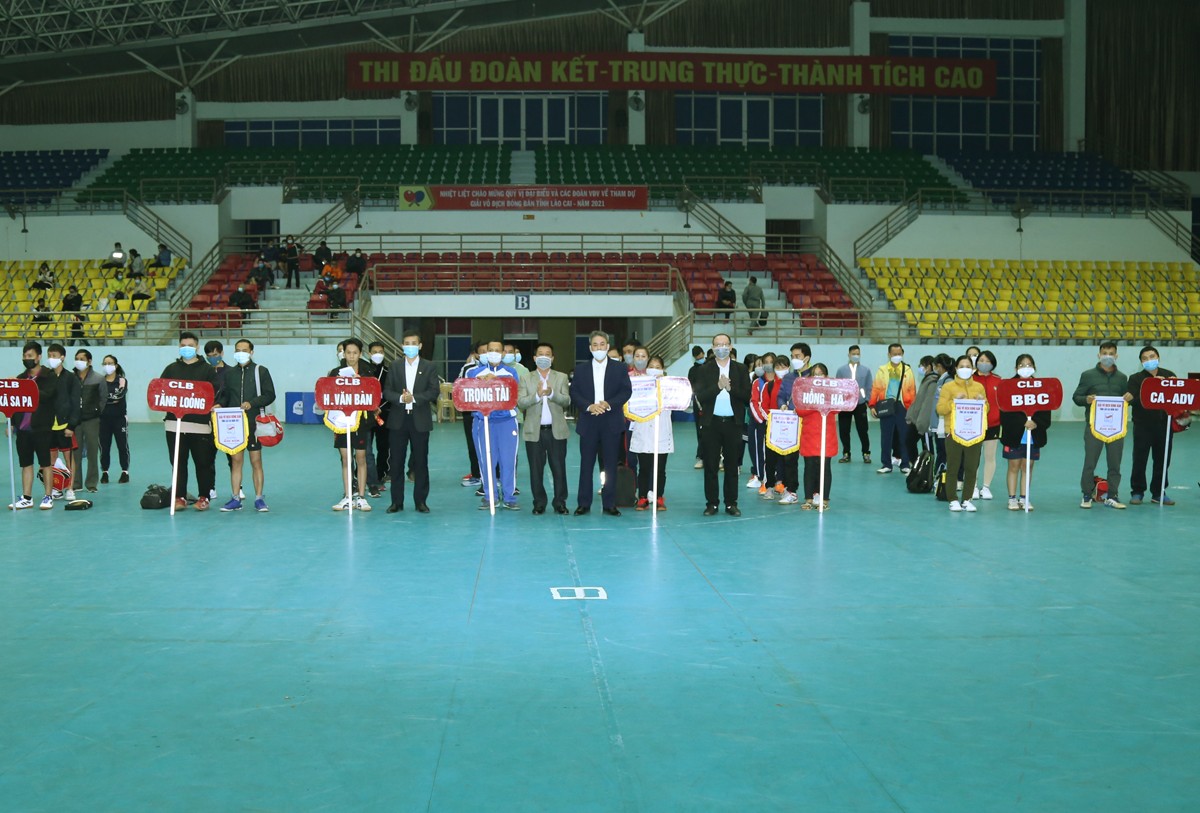 Tặng Cờ lưu niệm cho các đoàn vận động viên tham dự giải.