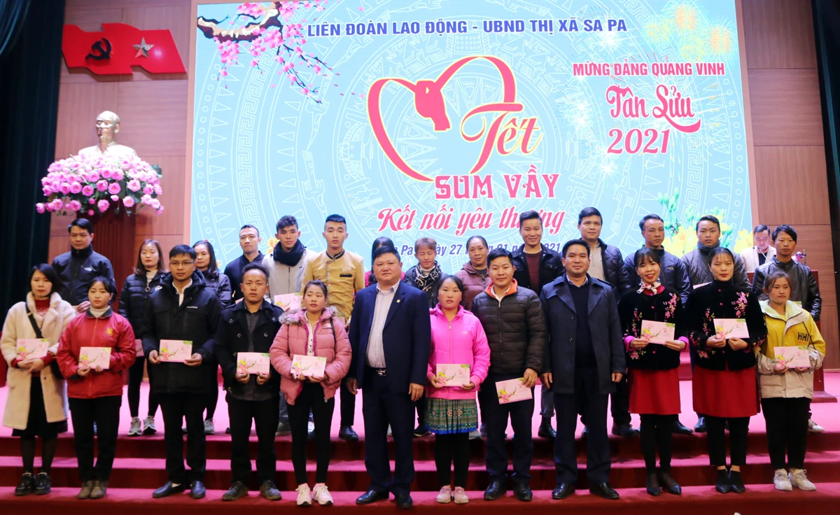 Tặng quà đoàn viên, lao động trên địa bàn thị xã. Tặng quà đoàn viên, lao động trên địa bàn thị xã.