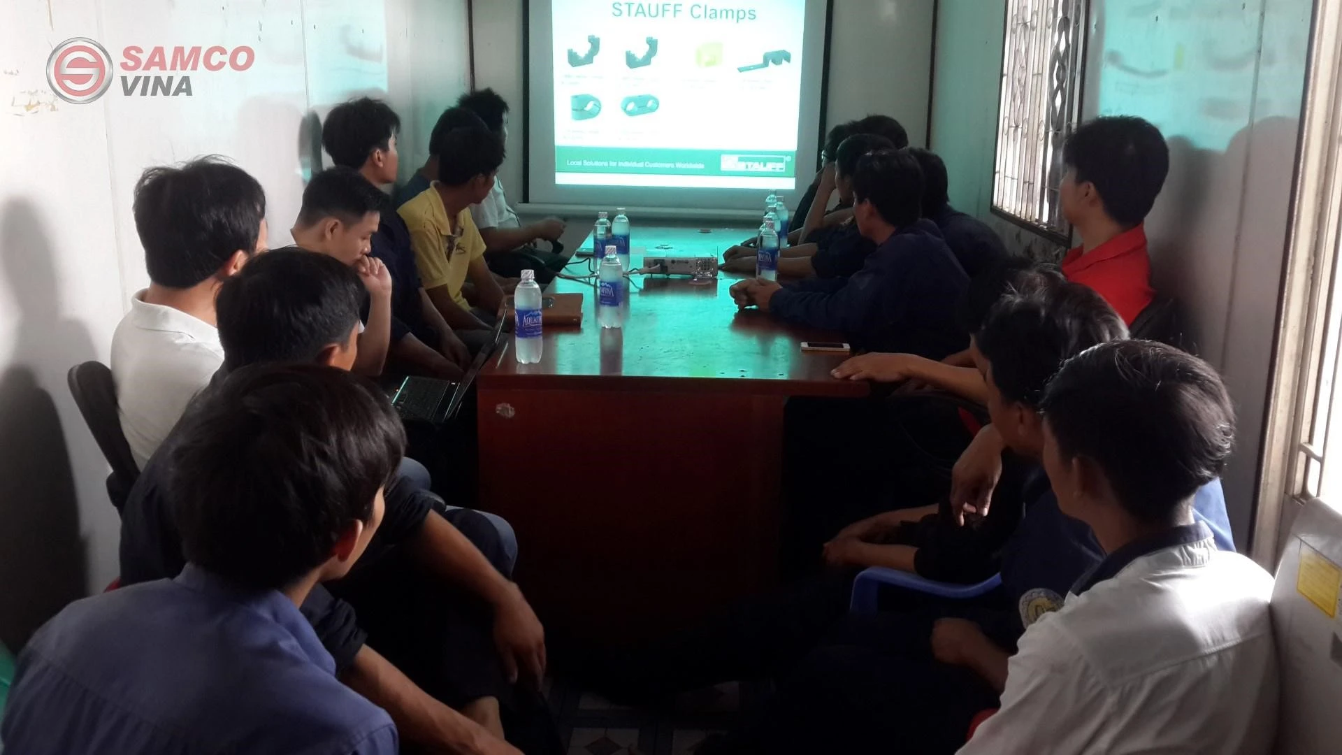 Hình ảnh một buổi training đào tạo cho cán bộ tại samcovina.