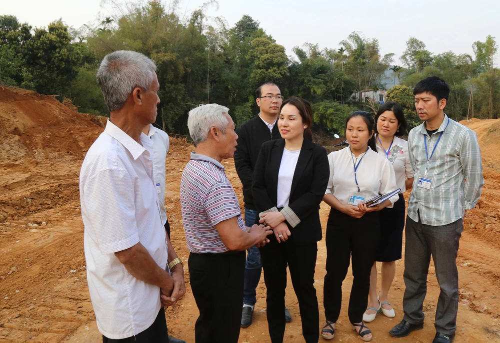 Chị Nguyễn Thị Như Quỳnh, Chủ tịch UBND phường Xuân Tăng (áo đen, giữa ảnh) thường xuyên nắm tình hình đời sống của người dân.