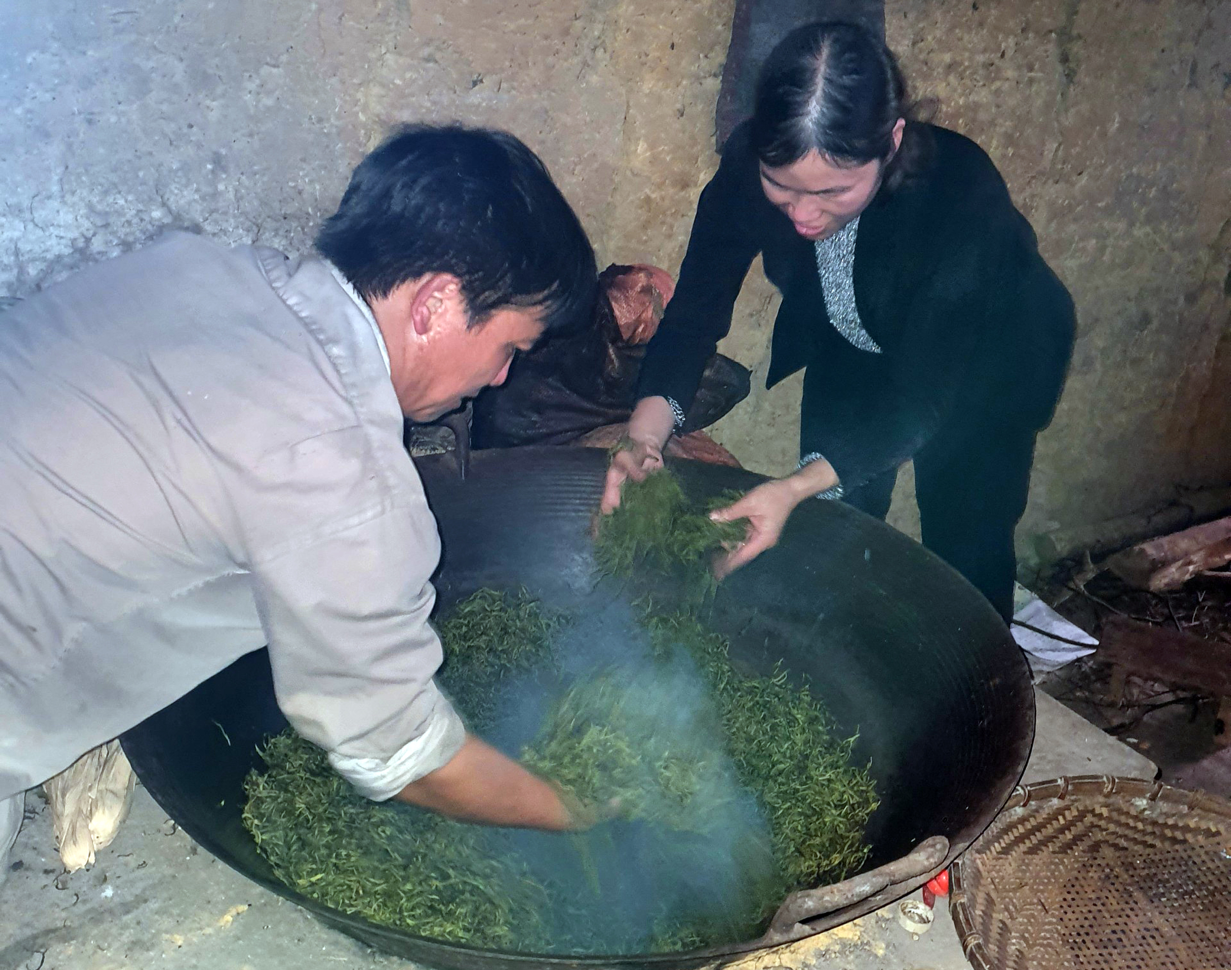 Người dân chế biến chè bằng phương pháp thủ công nhưng vẫn giữ được hương vị trà cổ đặc trưng.