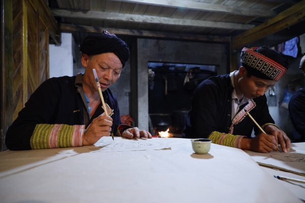 Người Dao đỏ vẽ tranh thờ.